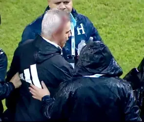 Javier Aguirre es atacado al terminar el partido y le rompen la cabeza