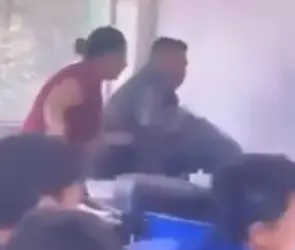 Mujer da brutal golpiza a profesora porque reprobó a su hijo | VIDEO