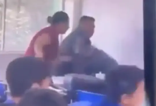 En el video que circula en redes sociales, se puede observar cómo la mujer golpea brutalmente a la maestra.