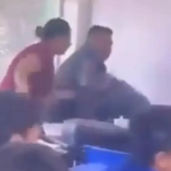 Mujer da brutal golpiza a profesora porque reprobó a su hijo | VIDEO