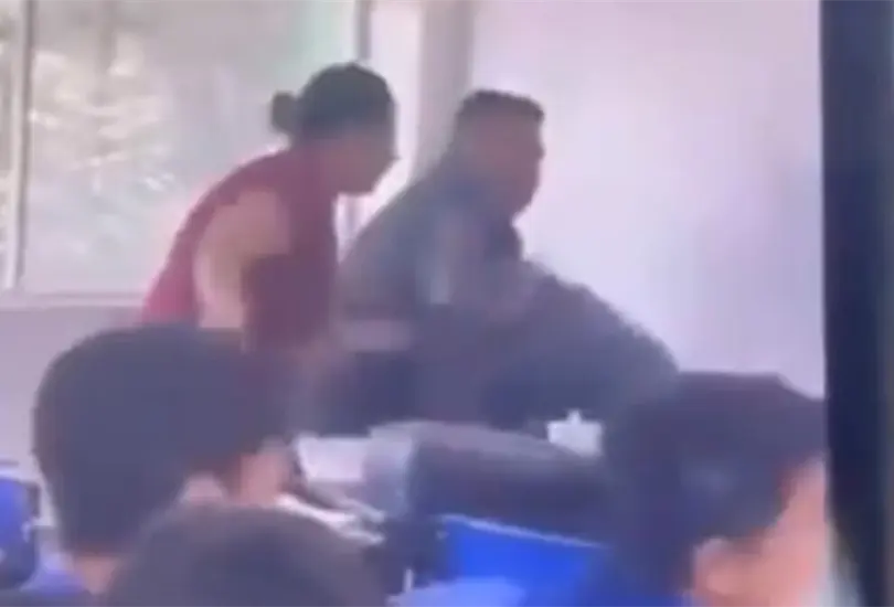 En el video que circula en redes sociales, se puede observar c&oacute;mo la mujer golpea brutalmente a la maestra.