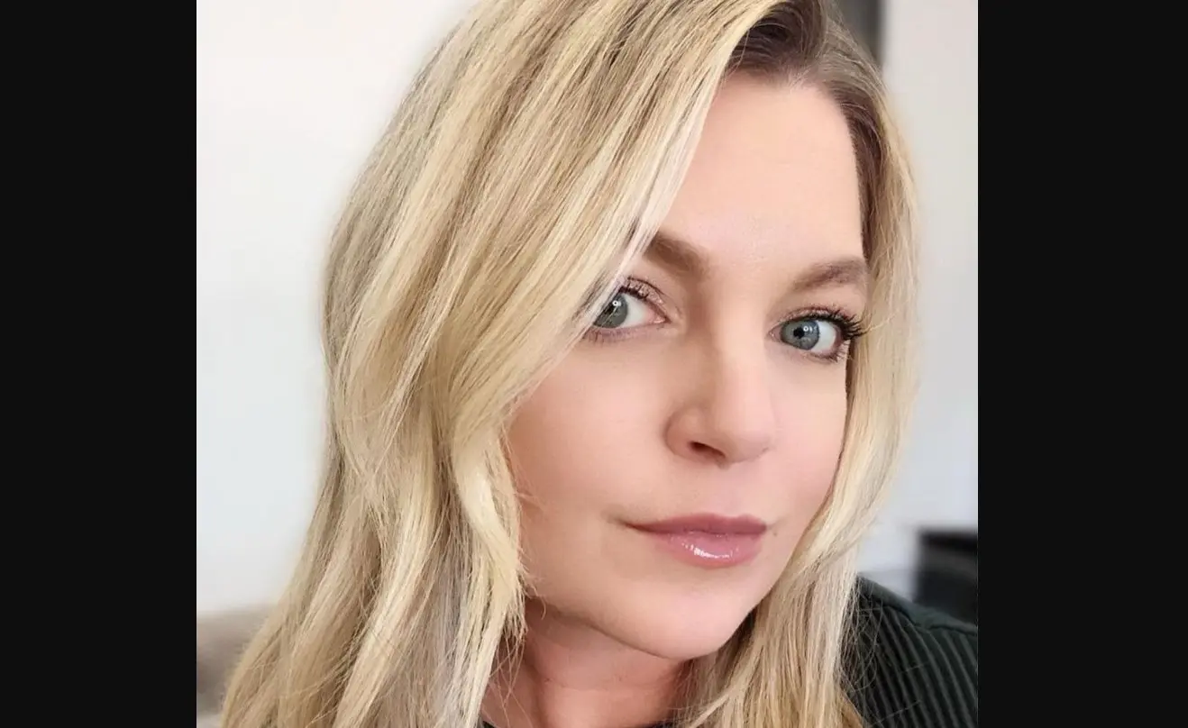 Ahora tiene 49 años y es mamá de 4 hijos. Ha participado en películas como Cuentos de terror y The Lost Three.