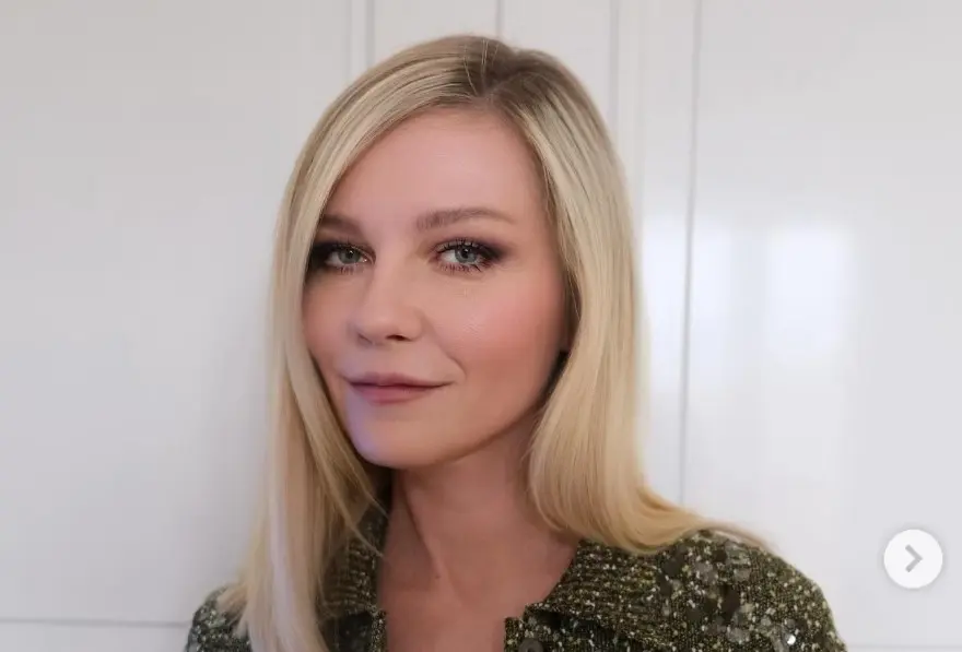 Ahora tiene 42 años, está casada con Jesse Plemons, con quien tiene dos hijos. En 2022 recibió su primera nominación al Oscar por El poder del perro.