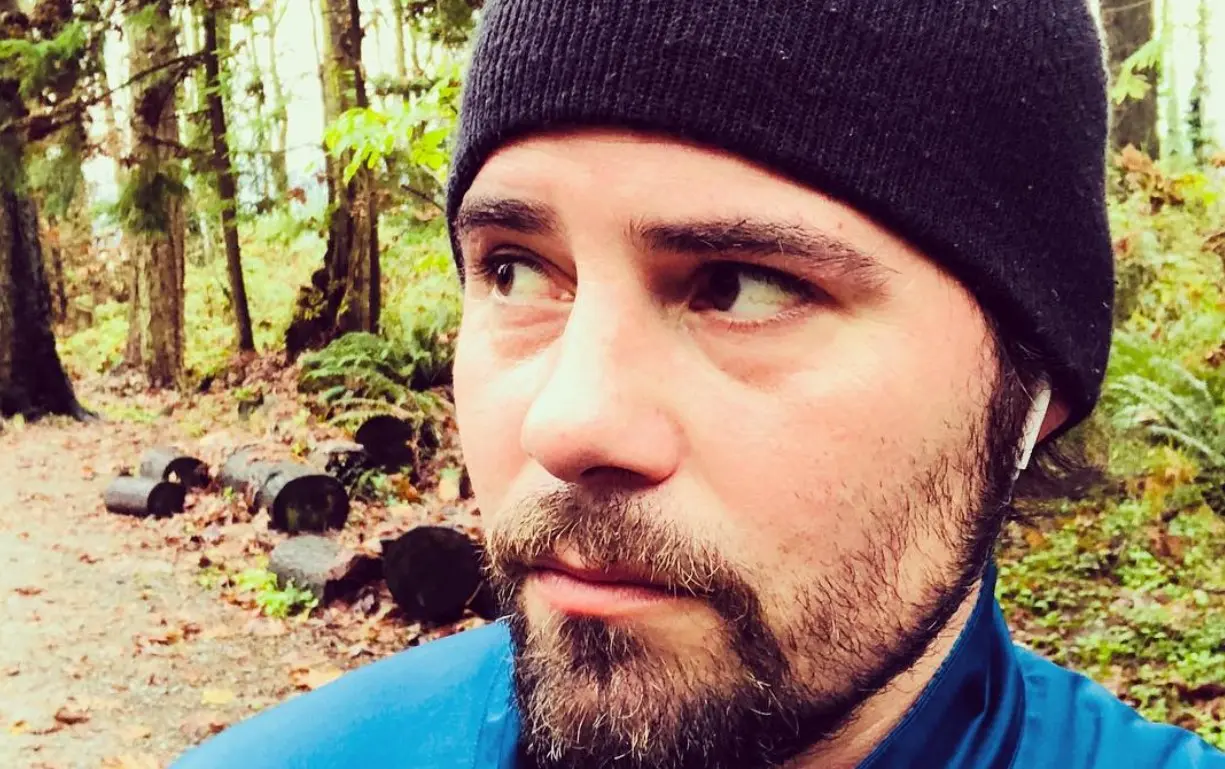 Ahora tiene 45 años de edad y participó en series como Bones, pero actualmente se dedica a la música.