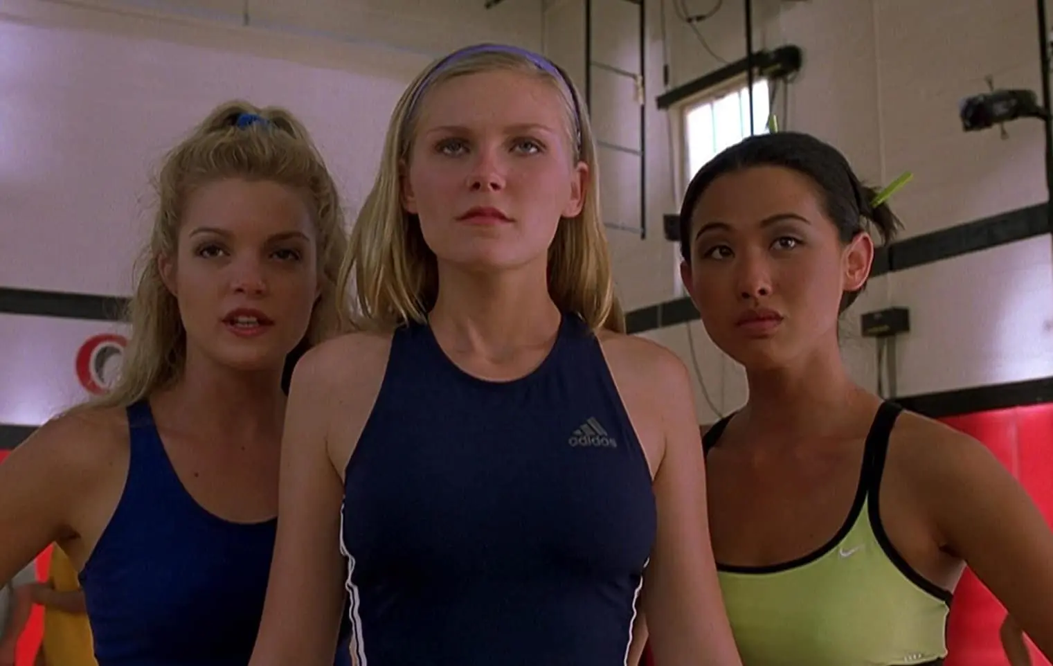 'Triunfos robados' fue una de las películas de comedia romántica más exitosas del año 2000, centrada en las competencias de porristas de diferentes escuelas. Debido al éxito de la cinta, se realizaron otras cinco películas.