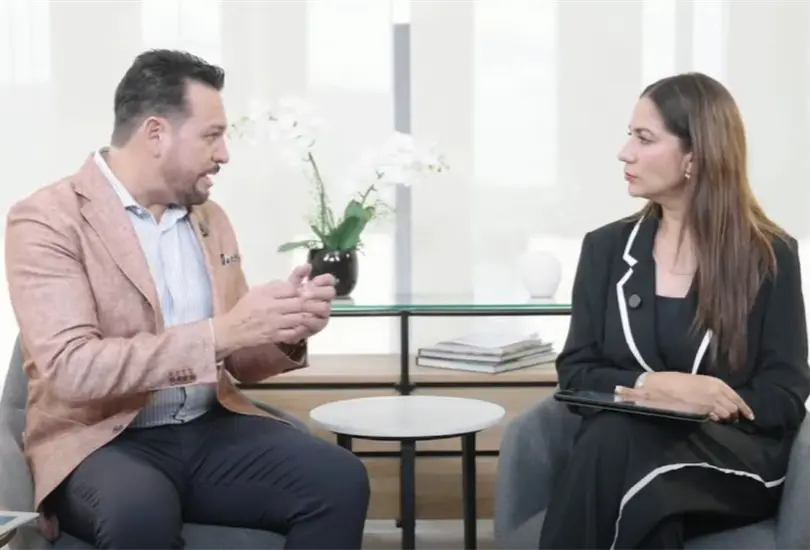 Luis Ernesto Rojas y Libia Dennise en conversaci&oacute;n