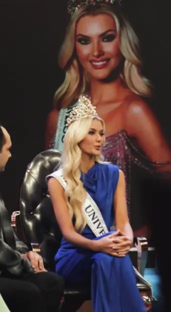 La ganadora del concurso se sentó en un trono Captura / X: @VengaLaAlegria