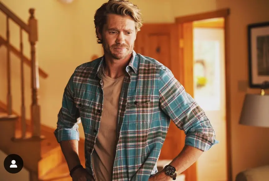 Ahora tiene 42 años, está casado con la actriz Sarah Roemer y tienen dos hijos. Ha trabajado en películas como 'Survive the Night' y 'La fortaleza 2'.