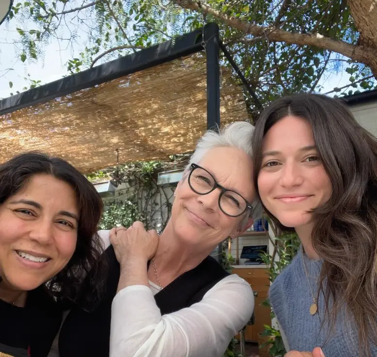 Ahora tiene 65 años, está casada con Christopher Guest y tienen dos hijos. En los últimos años ha trabajado en películas como 'Entre navajas y secretos' y 'Todo en todas partes al mismo tiempo'.