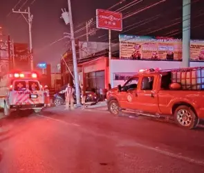 ¿Por qué mi hija?: Mujer llora desconsolada sobre cuerpo de joven que murió tras choque