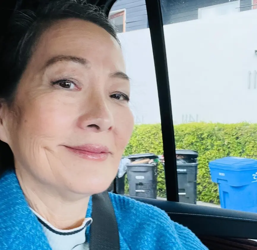 Ahora tiene 66 años, está casada con el actor Simon Templeman y tienen dos hijos. Ha participado en series como 'El problema de los tres cuerpos' y 'The First Lady'.