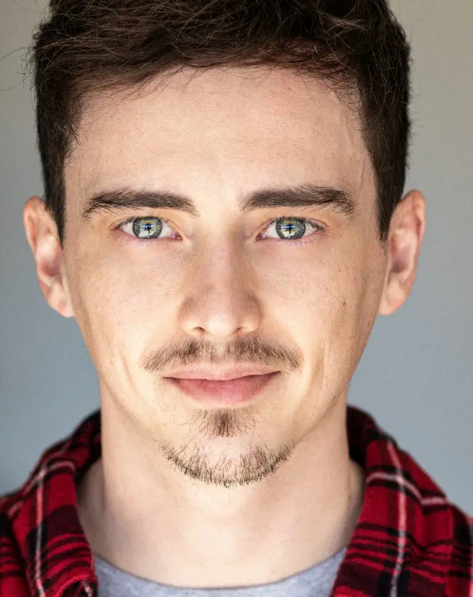 Ahora tiene 31 años, continuó con su carrera en la actuación y ha participado en series como 'Mom' y 'Teen Wolf'.