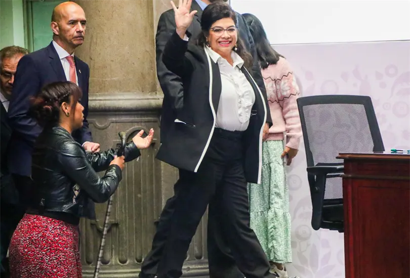 Desde hace unos meses, Clara Brugada usa bast&oacute;n.