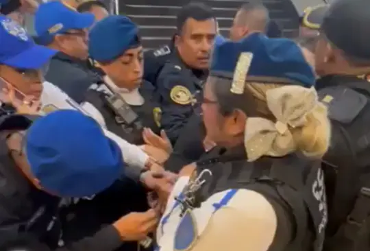 Policías pelean por presentar a El Jommy agresor del Metro