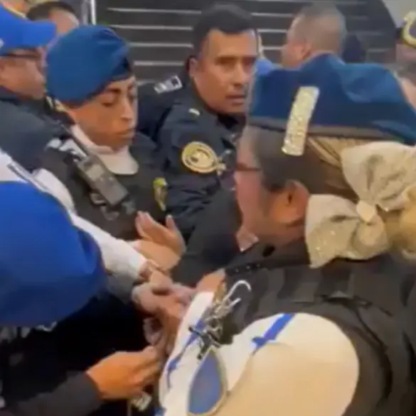 Indignante: Policías pelean por presentar a El Jommy, agresor del Metro Tacubaya