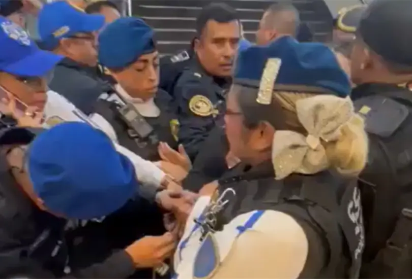 Polic&iacute;as pelean por presentar a El Jommy agresor del Metro