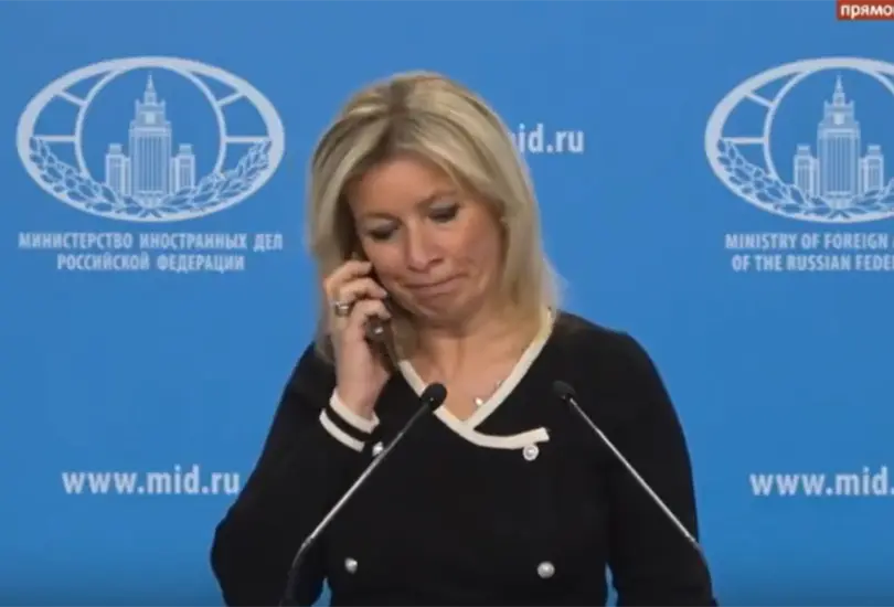 Portavoz del Kremlin es captada recibiendo instrucciones sobre misil