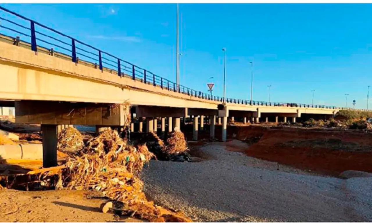  Así se ven las estructuras viales en Valencia España por causa del impacto de la DANA. 