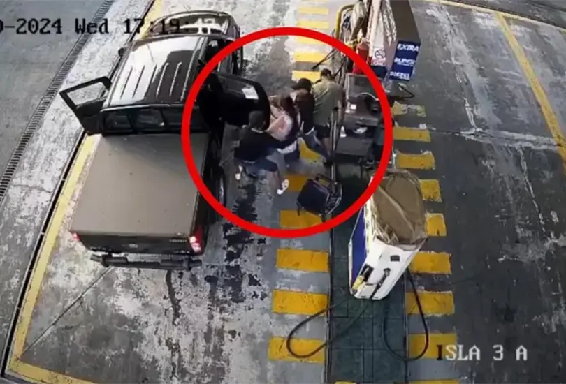 La mujer fue obligada a subir a una camioneta mientras esperaba en una gasoliner&iacute;a.