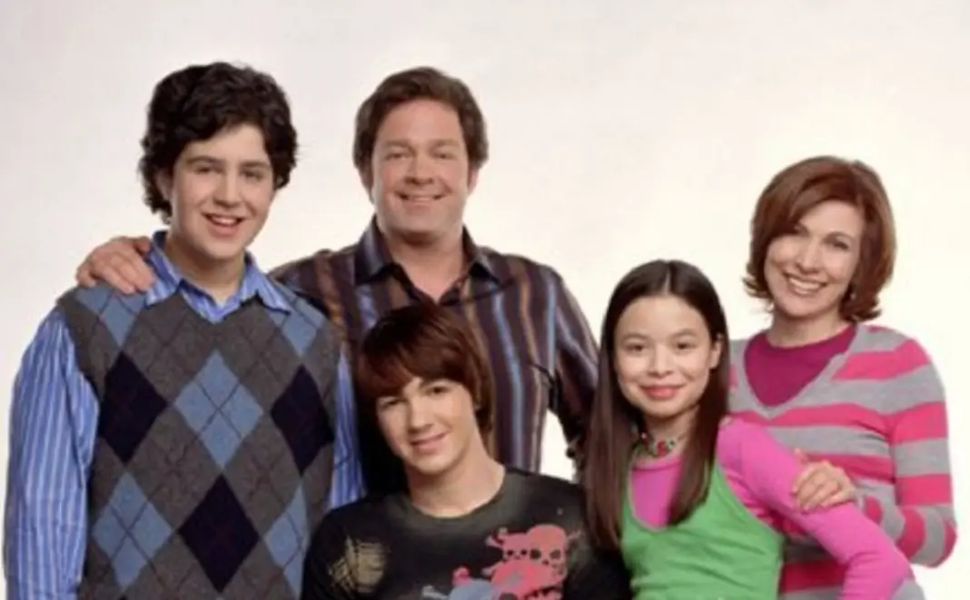 'Drake y Josh' fue una de las series más populares de Nickelodeon, estrenada en 2004. La trama sigue la vida de dos hermanastros que tienen la misma edad, pero personalidades totalmente opuestas, mientras lidian con las bromas de su hermana menor, Megan. ¿Qué fue del elenco de 'Drake y Josh' a 20 años de su estreno?