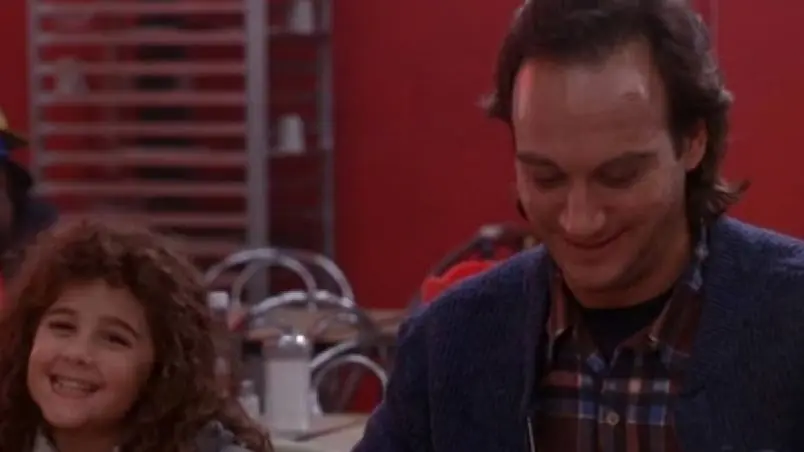 &acute;La peque&ntilde;a p&iacute;cara&acute; fue una pel&iacute;cula de comedia rom&aacute;ntica de 1991. En la trama, un hombre sin hogar llamado Bill Dancer se dedica a estafar gente con ayuda de la peque&ntilde;a Curly Sue (Alisan Porter).