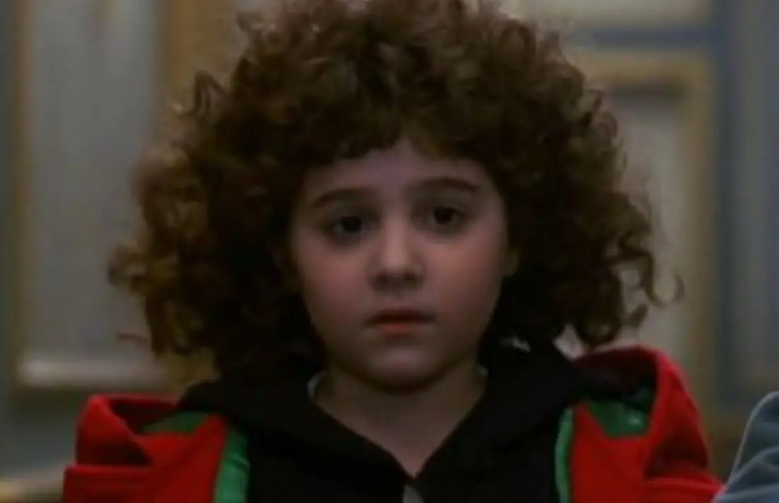 En una de sus estafas se cruzan con la abogada adinerada Grey Ellison, quien termina dej&aacute;ndolos quedarse en su departamento a pesar de que su prometido se opone.