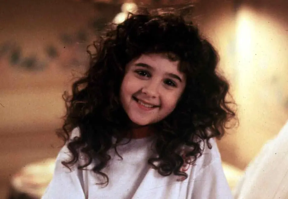 Gracias al apoyo de Grey, Bill consigue un trabajo y deja las estafas. Con el tiempo se enamoran y le dan una familia a Curly.