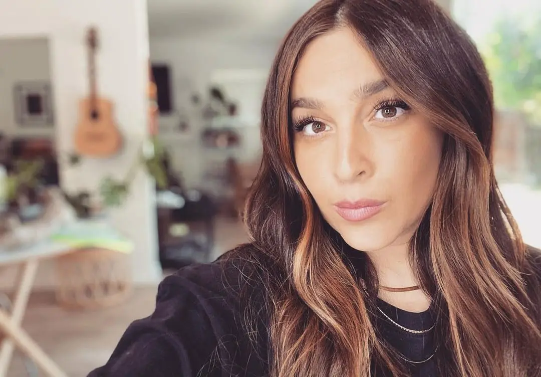 En 2016, Alisan audicion&oacute; para el reality show The Voice USA y se uni&oacute; al equipo de Christina Aguilera.