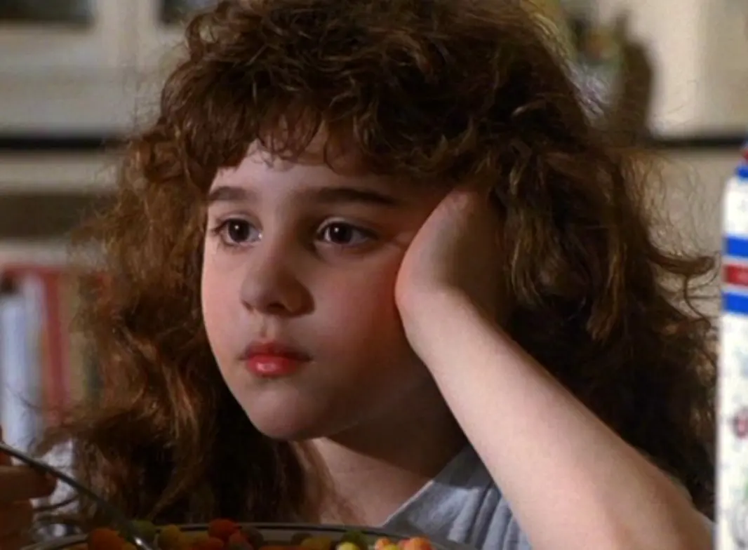 Grey se da cuenta de que Curly no sabe leer ni escribir y acusa a Bill de ser un mal padre, pero &eacute;l le confiesa que no es su hija y que su verdadera mam&aacute; la abandon&oacute; cuando era una beb&eacute;.