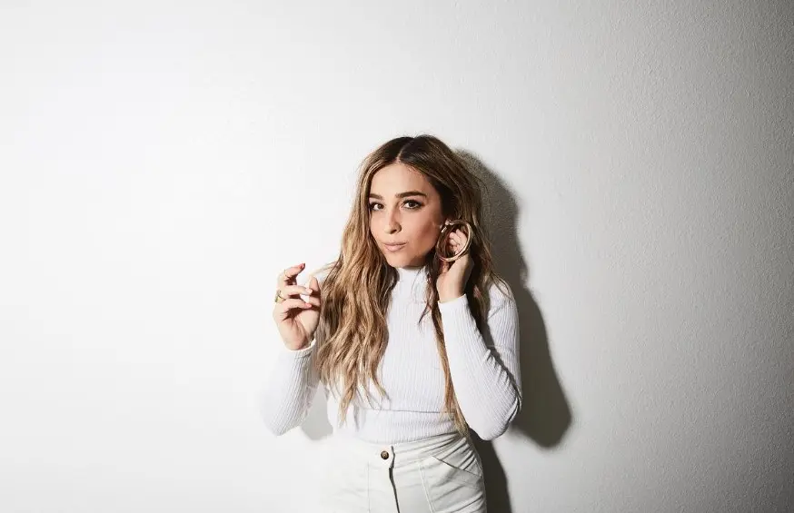 Durante su juventud particip&oacute; en algunas obras de teatro, pero su verdadera pasi&oacute;n era la m&uacute;sica.