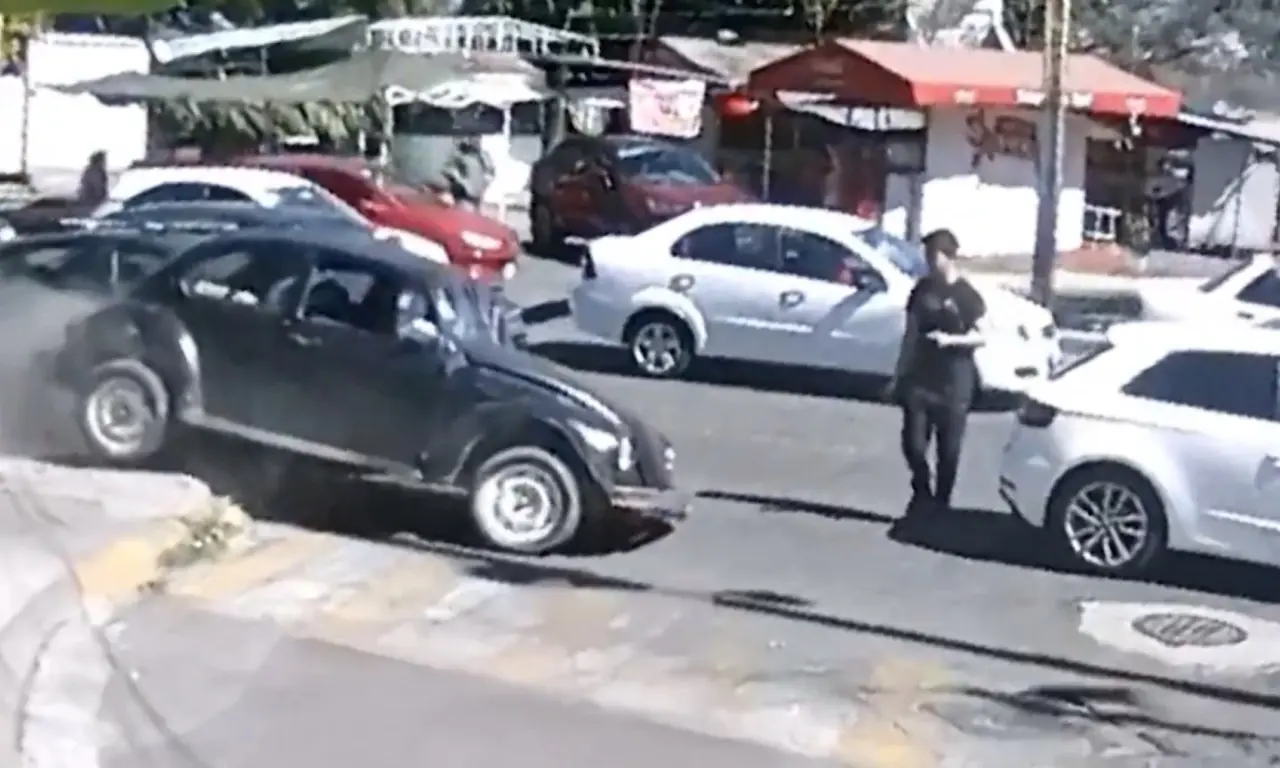  VIDEO | Joven se salva de ser aplastado por un vocho 