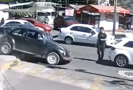 VIDEO | Joven se salva de ser aplastado por un vocho