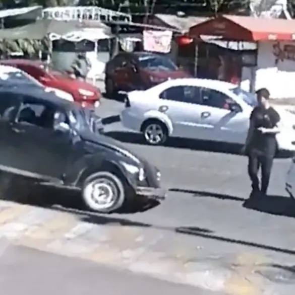 VIDEO | Joven se salva de ser aplastado por un vocho en Naucalpan