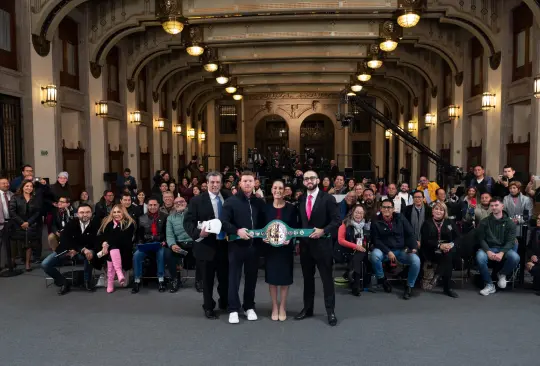 Canelo Álvarez entrega a Sheinbaum guantes de la paz en Palacio Nacional