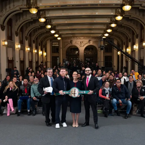 Canelo Álvarez entrega a Sheinbaum guantes de la paz en Palacio Nacional