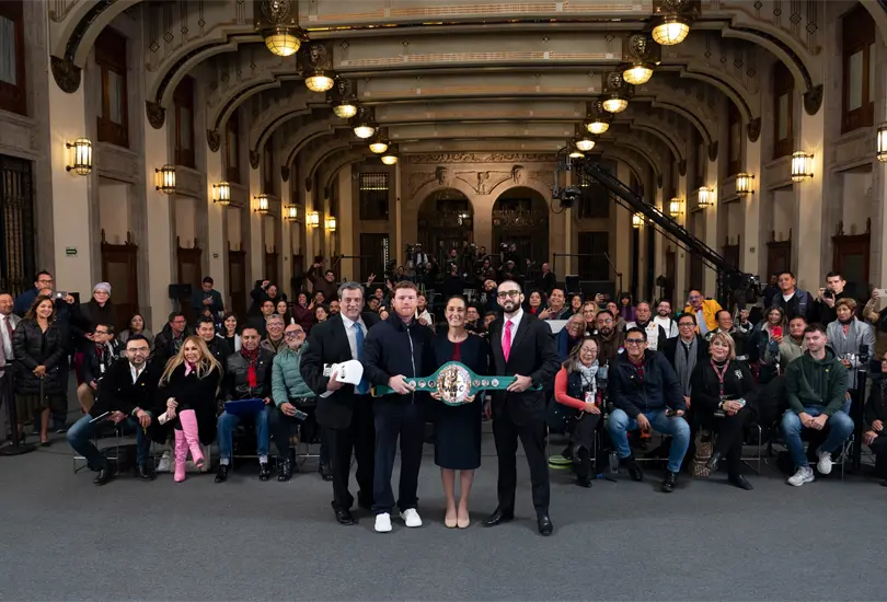 Canelo &Aacute;lvarez entrega a Sheinbaum guantes de la paz en Palacio Nacional