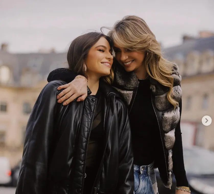 A pesar de trabajar bajo la dirección de su padre, Sofía ha afirmado que él es muy estricto y nunca le dio privilegios por ser su hija.