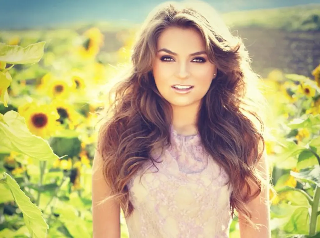 Después de ganar más experiencia, participó en proyectos de su padre, como 'Por Amar sin Ley', 'Vino el Amor' y 'Tierra de Esperanza'.