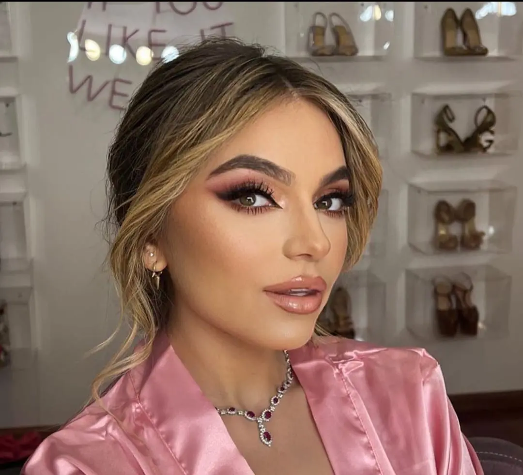 Sofía Castro, hija de Angélica Rivera y José Alberto 'El Güero' Castro, ha crecido rodeada de cámaras debido al trabajo de sus padres.