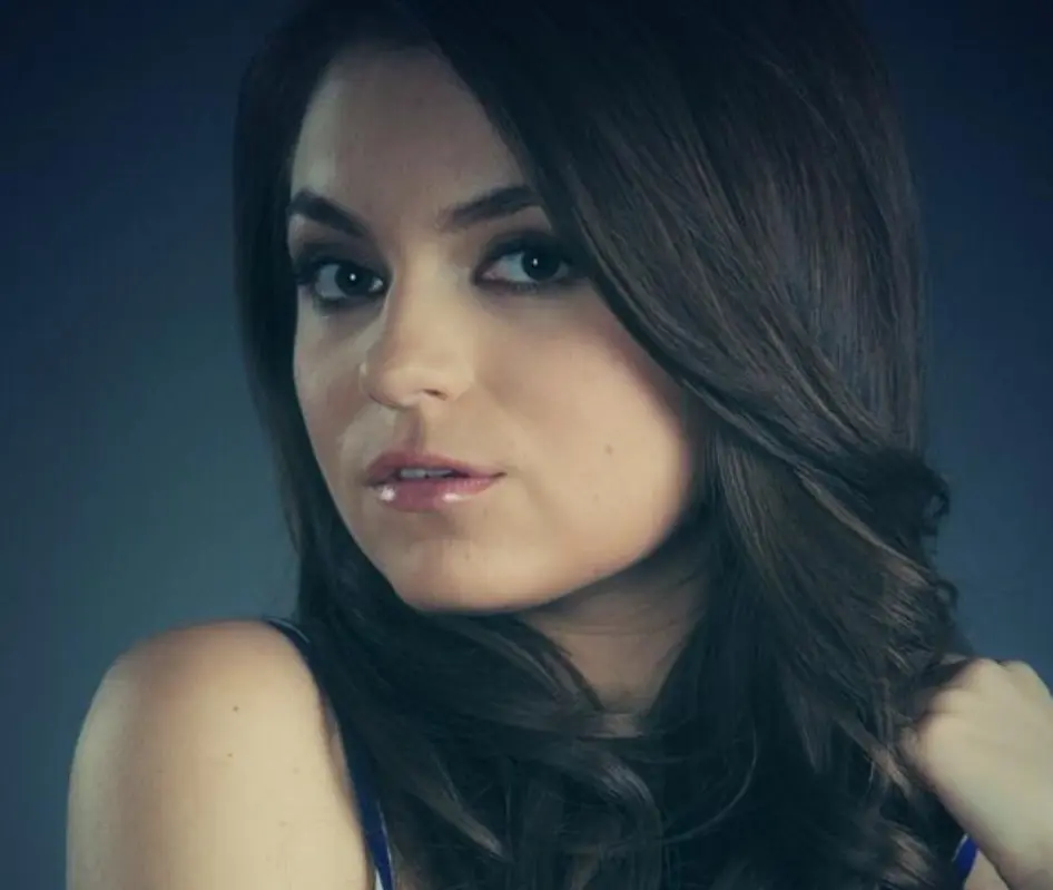 Comenzó su carrera actoral con la serie de Nickelodeon 'Skimo'.