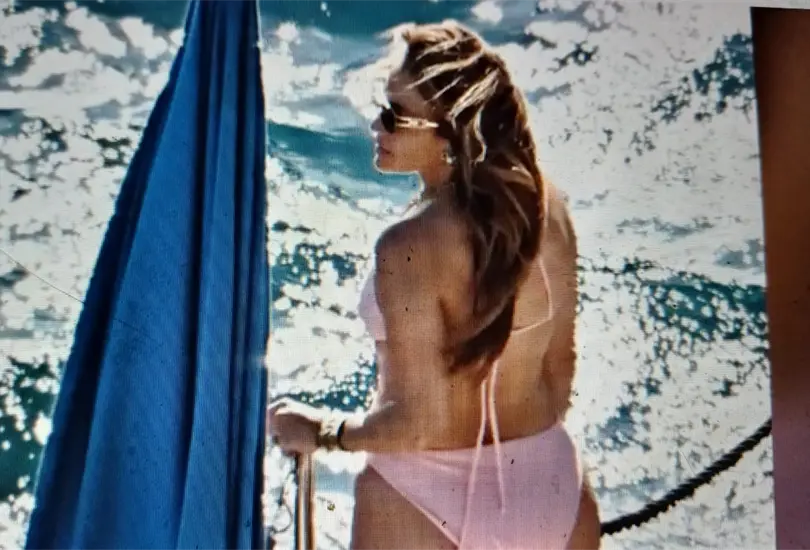 Jennifer L&oacute;pez muestra su trasero durante un paseo