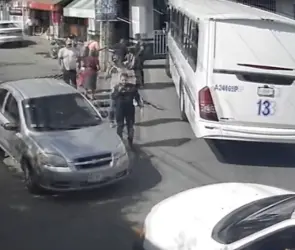 Abuelito intenta subirse a un camión y muere aplastado
