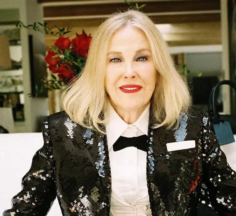 Ahora tiene 70 años, está casada con el diseñador Bo Welch y tiene dos hijos. Ha trabajado en series como 'Schitt´s Creek' y 'Modern Family'.