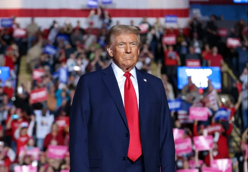 El presidente electo de Estados Unidos hizo un cameo en la película porque en ese entonces era dueño del Hotel Plaza. Ahora tiene 78 años y es padre de cinco hijos.