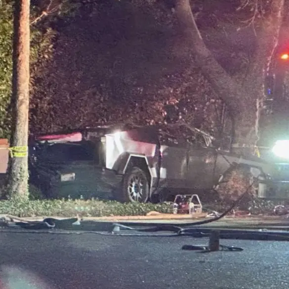 El momento en el que camioneta cybertruck explota por falla mecánica; mueren tres personas