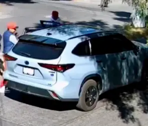 Hombres armados despojan a mujer de su camioneta en Naucalpan