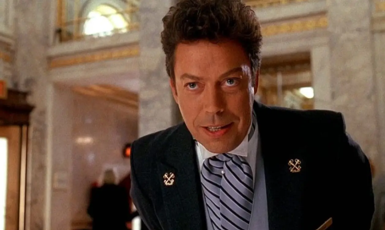 Tim Curry interpretó al Sr. Hector, conserje del hotel