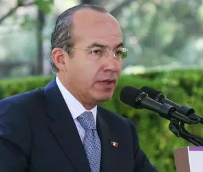 Mujer increpa a Felipe Calderón en conferencia de Madrid: narcopresidente