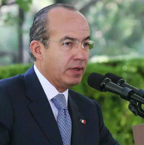 Mujer increpa a Felipe Calderón en conferencia de Madrid: narcopresidente