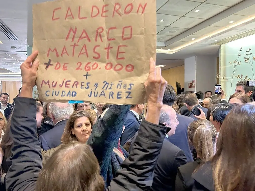 Mujer increpa a Calderón y lo llama @El4toPODERmx